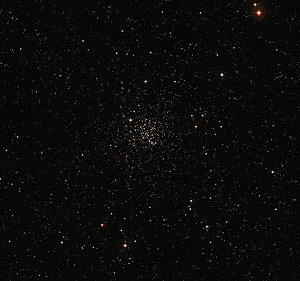Niektórzy astronomowie sugerowali, że gromada otwarta gwiazd, M67, może być miejscem narodzin Słońca. Jednak według ostatnich badań zarówno Słońce jak i M67 narodziły się w całkiem różnych obłokach molekularnych. Źródło: ESO / Digitized Sky Survey 2 / Davide De Martin – więcej na stronie: http://www.skyandtelescope.com/astronomy-news/sun-sibling-found/#sthash.KYUS4yfE.dpuf