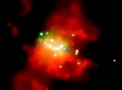 Obraz galaktyki M82 uzyskany przez kosmiczne obserwatorium Chandra. Jasne punkty pokazują populację bardzo silnych źródeł promieniowania rentgenowskiego. Ich emisja jest najprawdopodobniej wynikiem akrecji materii o czarne dziury o pośrednich masach. Kliknij aby powiększyć.