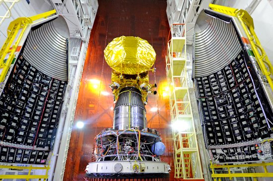 Satelita Mars Orbiter Mission gotowy do umieszczenia w obudowie rakiety PSLV-C25 Źródło: www.isro.org