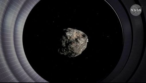 Kadr z filmu NASA, prezentującego proponowany plan przechwycenia przez Ziemian niewielkiej asteroidy. 