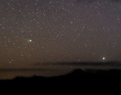 To zdjęcie  komety NEAT wykonał Jimmy Westlake w Kolorado (USA). Jasny obiekt z prawej to Syriusz. Źródło APOD.
