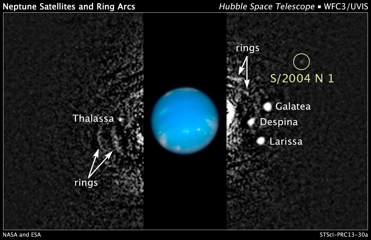 Kompozycja zdjęć z Kosmicznego Teleskopu Hubble'a przedstawia Neptuna oraz jego księżyce, w tym nowoodkryty S/2004 N 1.  Źródło: hubblesite.org