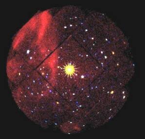 Gwiazda neutronowa 1E1207.4-5209 widoczna jest jako jasny żółtawy obiekt w centrum obrazu, który został zrobiony przez kamerę EPIC (European Photon Imaging Camera) na pokładzie obserwatorium rentgenowskiego XMM-Newton należącego do Europejskiej Agencji Kosmicznej (ESA). Obraz jest rezultatem najdłuższych obserwacji wykonanych do tej pory jednego obiektu galaktycznego przez XMM-Newton. Źródło: ESA/CESR 