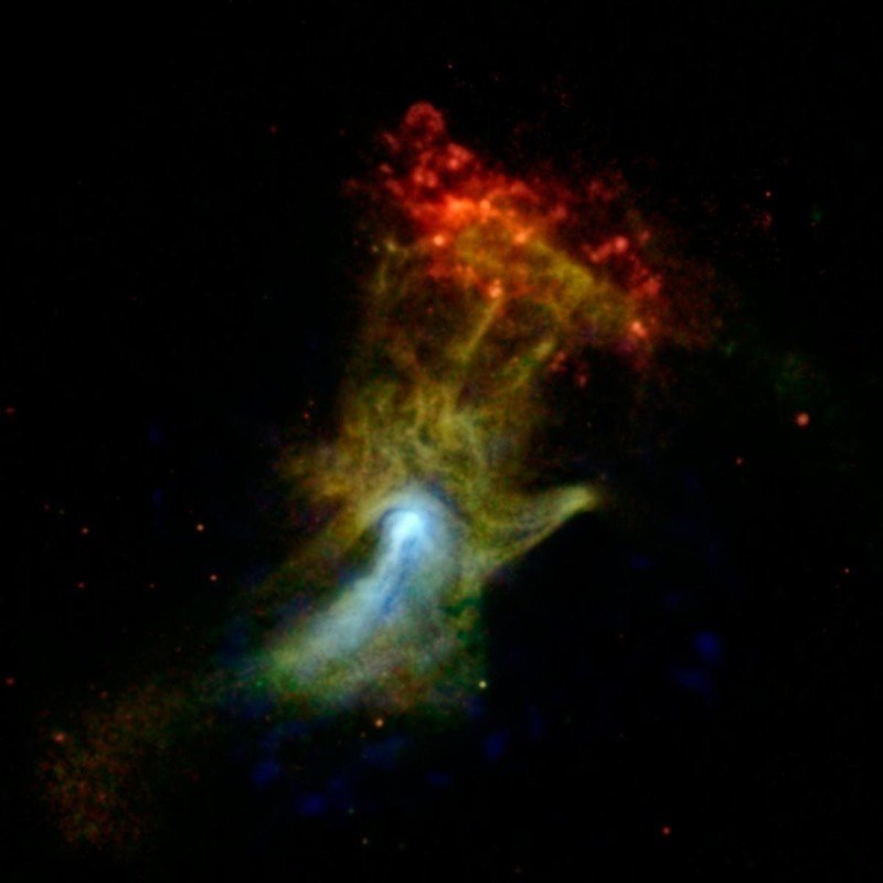 Na zdjęciu: Mapa w zakresie promieniowania rentgenowskiego z widoczną emisją przypominającą kształtem rękę. Dane zebrane przez teleskop NuStar oznaczono kolorem niebieskim, obserwacje zebrane przez Obserwatorium Chandra zaznaczono na zielono i czerwono. Źródło: NASA