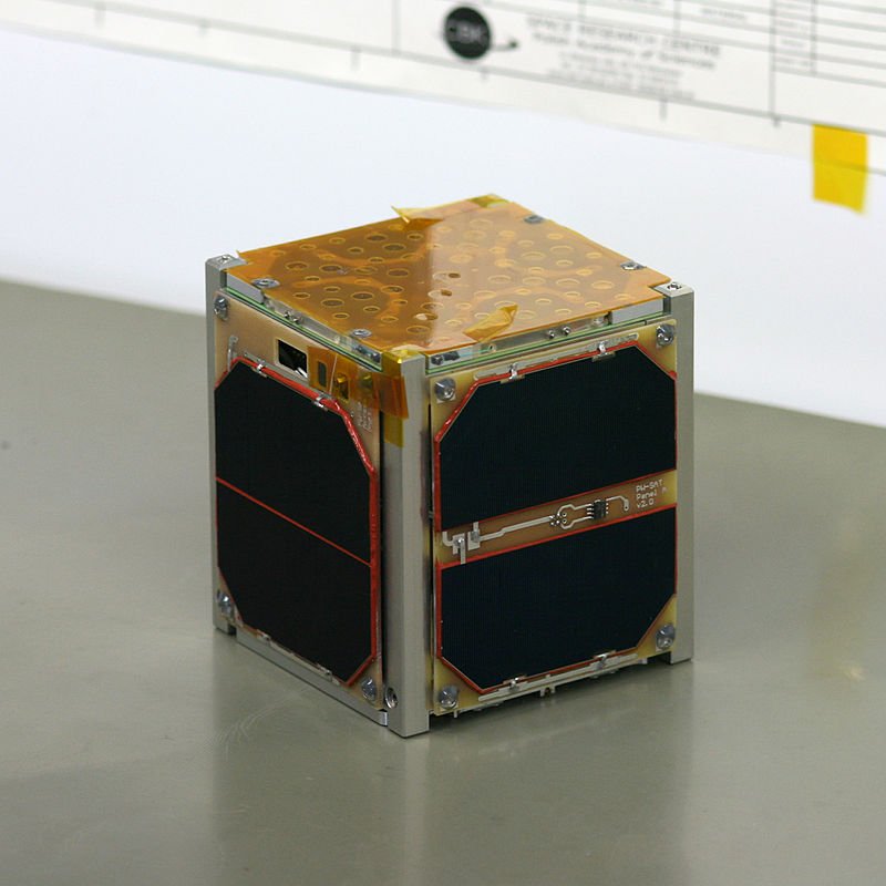 PW-Sat to pierwszy polski sztuczny satelita wyniesiony na orbitę. Powstał dzięki współpracy z Europejską Agencją Kosmiczną. Źródło: Wikipedia
