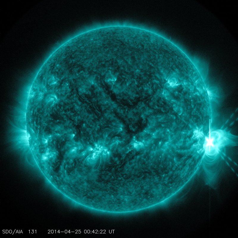 Obraz rozbłysku słonecznego klasy X pokazuje światło o długości fali 131 angstremów.  Na fali o tej długości dobrze widać materię o wysokiej temperaturze występującą w rozbłyskach słonecznych.  Zazwyczaj obserwacje na tej długości fali przedstawiane są za pomocą koloru turkusowego. Źródło: NASA/SDO