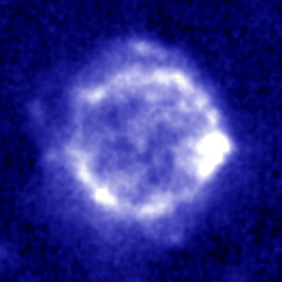 Supernowa Kasjopeja A obserwowana przez kamerę SCUBA ujawnia otoczkę kosmicznego pyłu o średnicy 12 lat świetlnych. Zdjęcie wykonane jest w sub-milimetrowych falach. Czarny i ciemno-niebieski kolor reprezentuje słabszą emisję podczas gdy jasno-niebieski i biały kolor obszary najjaśniejsze. Źródło: Loretta Dunne (Cardiff University), NASA. 