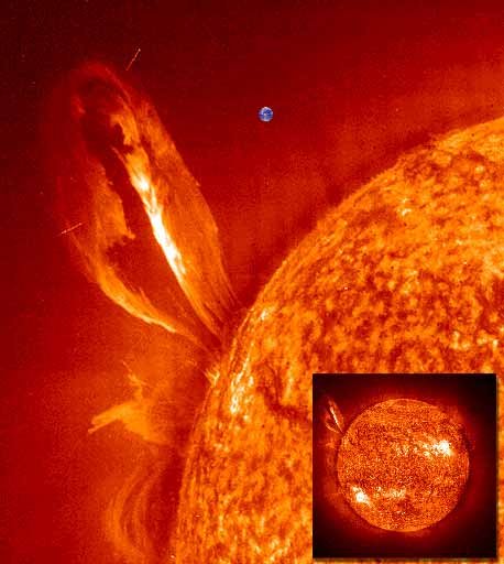  Rozbłysk słoneczny i rozmiary Ziemi - skala rzeczywista. Źródło: John P. Cummings