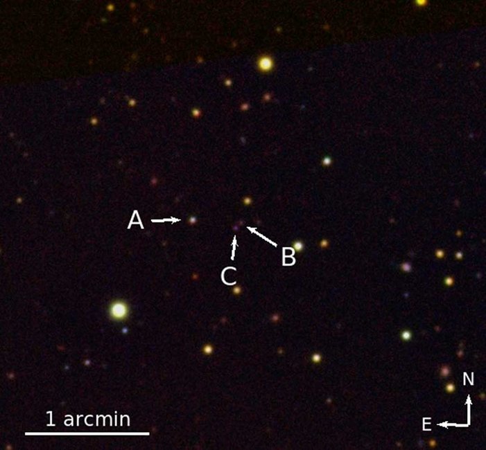 Zdjęcie w podczerwieni ukazuje potrójny układ kwazarowy QQQ J1519+0627. Zostało ono wykonane przy pomocy 3.5 – metrowego teleskopu aperturowego z Calar Alto Observatory z Andaluzji na południu Hiszpanii. Kwazary są znaczone literami A, B, i C. Źródło: Emanuele Paolo Farina 