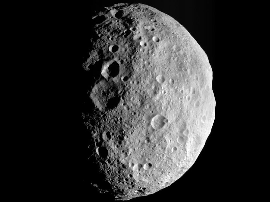 To zdjęcie to jedna z ostatnich fotografii Westy wykonanych przez sondę Dawn. Przedstawia biegun północny asteroidy, widoczny w momencie odlotu sondy. Gdy Dawn przybyła tu w roku 2011, obszar ten pokryty był mrokiem. Jednak w ciągu roku biegun asteroidy zwrócił się ku Słońcu, przez co możemy go teraz podziwiać w pełnej krasie. Prawa autorskie: NASA/JPL-Caltech/UCLA/MPS/DLR/IDA