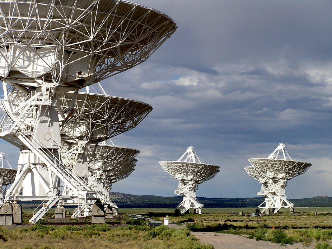 Jansky Very Large Array Radio Astronomy Telescope Array składa się z 27 antenen o średnicy 25 metrów i masie 230 ton każda, które razem tworzą jeden radioteleskop. Źródło: National Radio Astronomy Observatory.