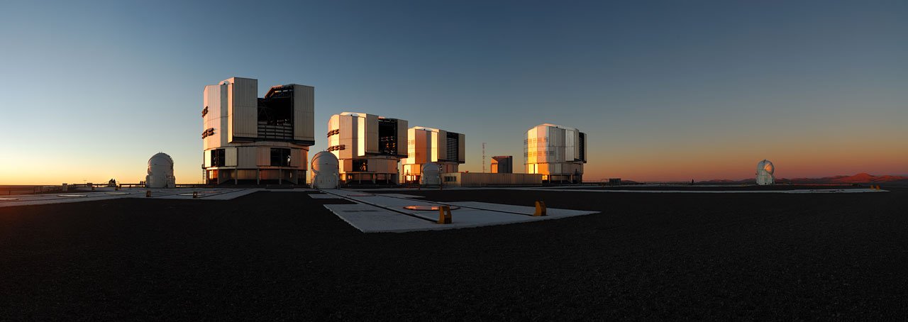 Zespół teleskopówVLT w Obserwatorium ESO Paranal o zachodzie słońca. Źródło: ESO/F. Kamphues.