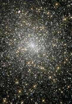 Obraz M15 z Teleskopu Hubble'a. Kliknij, aby dowiedzieć się więcej.  Credit: NASA, STScI/AURA