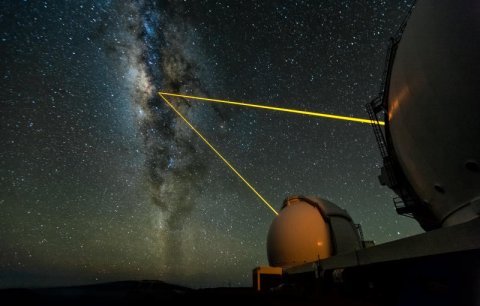 Teleskopy Kecka (Hawaje) i centrum Drogi Mlecznej. (Źródło: ESA/NASA)
