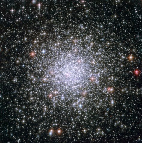 Powyższe zdjęcie jest złożeniem ekspozycji wykonanych w świetle widzialnym oraz w bliskiej podczerwieni przez kamerę Teleskopu Hubble'a przeznaczoną do przeglądów nieba. Pokrywa ono pole o rozmiarze około 3.4 na 3.4 minuty łuku.