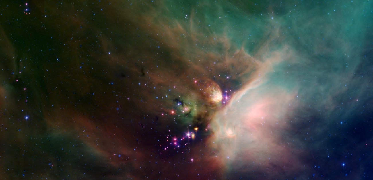 Na ilustracji: zdjęcie w podczerwieni („fałszywe”/mapowane kolory), na którym widać powstawanie młodych gwiazd w gęstej chmurze molekularnej w kompleksie mgławic Rho Ophiuchi. Źródło: NASA, JPL-Caltech, Harvard-Smithsonian CfA