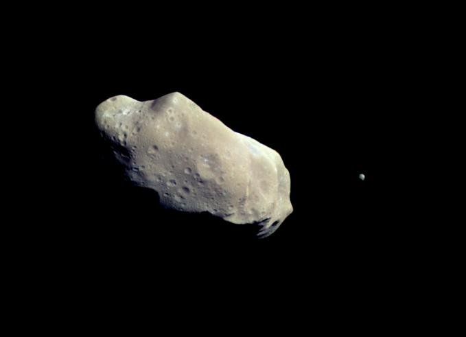 Planetoida Ida sfotografowana przez sondę kosmiczną Galileo w czasie podróży do Jowisza. Zdjęcie odkryło księżyc planetoidy – Daktyl.