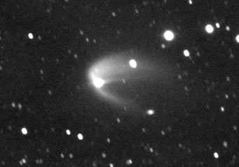 Asteroida 596 Scheila zaobserwowana 15 grudnia przez Alexa Gibbsa za pomocą 1.5-metrowego teleskopu zwierciadlanego na szczycie Mount Lemmon w Arizonie. Zdjęcie jest złożeniem trzydziestu 20-sekundowych ekspozycji. Kierunek północ jest u góry, a pole ma szerokość 6 minut łuku. Źródło: Catalina Sky Survey