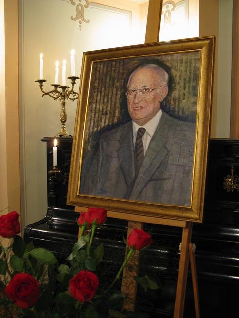 Profesor Woszczyk od 2003 r. aż do śmierci był prezesem Towarzystwa Naukowego w Toruniu, a Jego portret zdobi teraz Salę Kolumnową TNT na ul. Wysokiej 16.