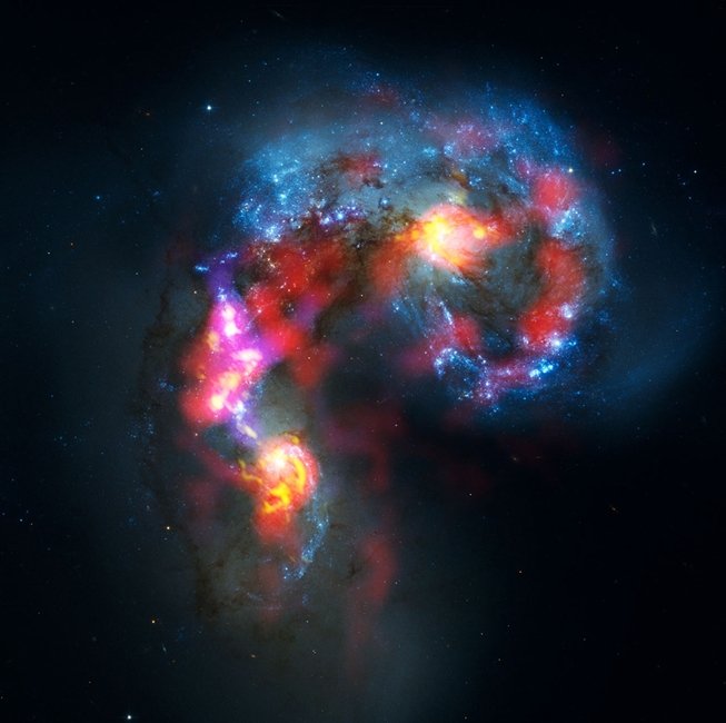  Galaktyki Anteny - kompozycja obrazów pochodzących z ALMA i teleskopu Hubble'a. Źródło: ALMA (ESO/NAOJ/NRAO). Visible light image: NASA/ESA Hubble Space Telescope 