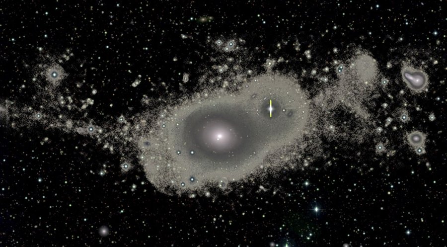galaktyka NGC 5557 pokazuje bardzo rozciągnięte i słabe strugi pływowe, które na obrazie biegną z lewej strony ku prawej a ich rozmiar to ponad 1.2 milionów lat świetlnych Zdjęcie wykonane kamerą MegaCam umieszczoną na  Kanadyjsko – Francuskim – Hawajskim Teleskopie (CFHT). Źródło: P.-A. Duc 2011 (c) CEA/CFHT