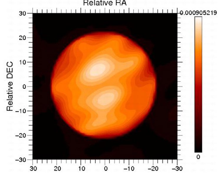 Uzyskany obraz wyjawia obecność dwóch ogromnych, jasnych plam o rozmiarach porównywalnych do odległości Ziemia-Słońce! Wynik ten pozwoli lepiej zrozumieć strukturę i ewolucję gwiazd zwanych superolbrzymami. Źródło: Haubois/Perrin (LESIA, Observatoire de Paris)