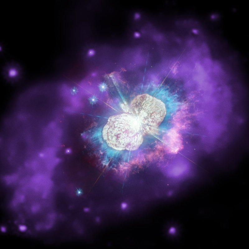 Powłoka materii otaczająca gwiazdę Eta Carinae.