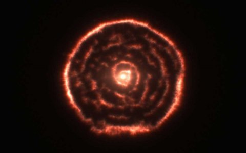 Nowe obrazy z ALMY - przekroje przez dane z różnych częstotliwości obserwacyjnych. Widoczna jest otoczka wokół gwiazdy - tu widoczna jako kołowy pierścień, oraz wyraźna struktura spiralna w bardziej wewnętrznej materii położonej blisko gwiazdy. Źródło: ALMA (ESO/NAOJ/NRAO), L. Calçada
