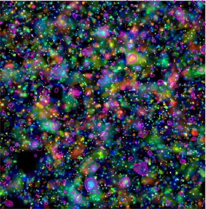Zdjęcie przedstawia rozkład galaktyk obserwowany przez Kosmiczny Teleskop Hubble'a. Kolory odpowiadają odległościom galaktyk. Różowe kontury przedstawiają emisję rentgenowską zaobserwowaną przez satelitę XMM-Newton. Źródło: ESA