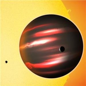 Odległa egzoplaneta TrES-2b (wizja artystyczna.) Planeta ma w przybliżeniu wielkość Jowisza, a jej powierzchnia odbija mniej niż jeden procent docierającego do niej światła. Oznacza to, że TrES-2b jest ciemniejsza niż jakakolwiek znana nam planeta czy satelita w Układzie Słonecznym. Źródło: David A. Aguilar (CfA)