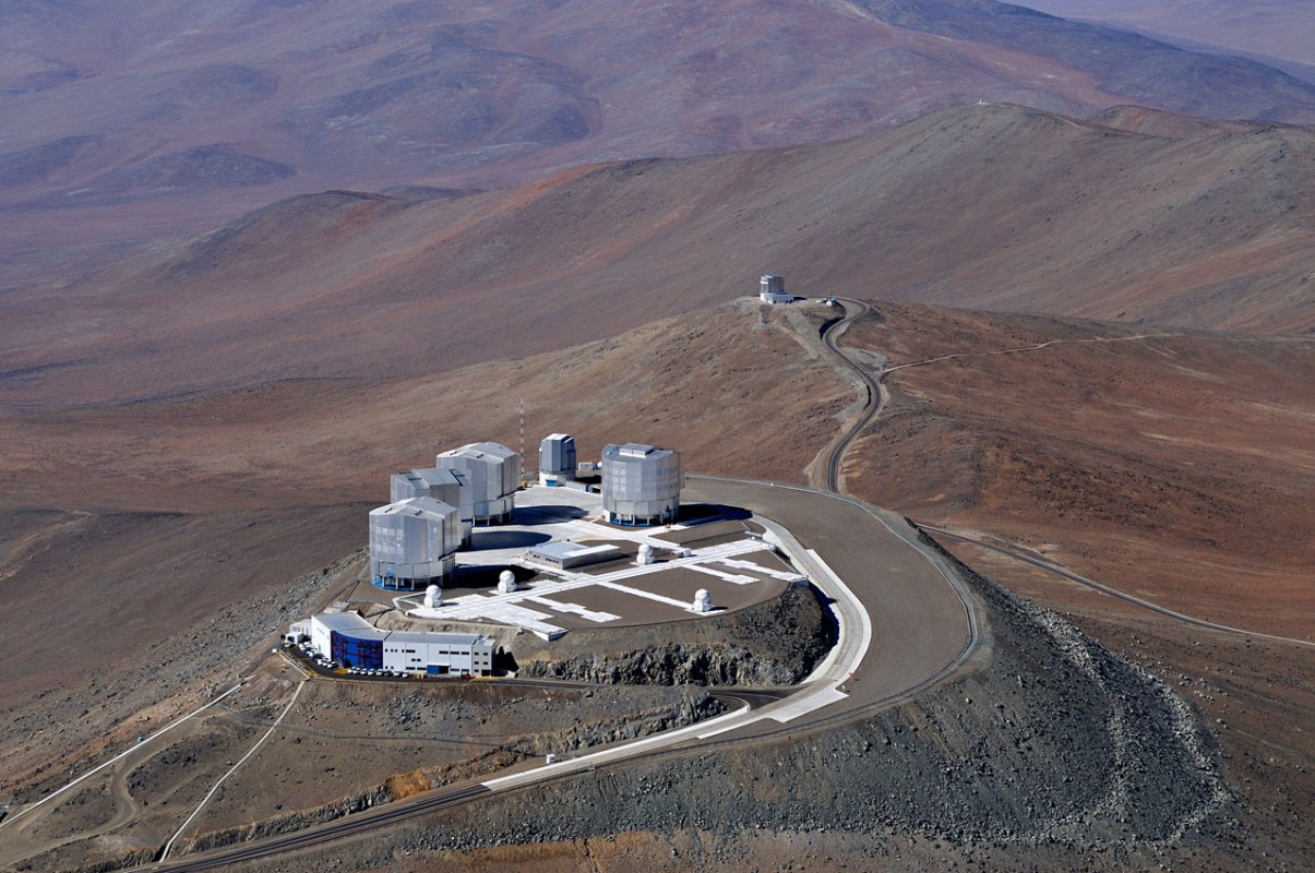 Cztery 8,2-metrowe teleskopy optyczne z optyka adaptatywną  w Chile, wchodzące w skład ESO — Europejskiego Obserwatorium Południowego.