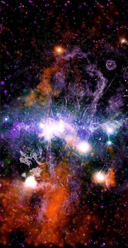 Na ilustracji: panorama centrum Drogi Mlecznej 2.2°x4.2° (~1000x2000 l.św. z odległości ~ 26000 l.św.) w trzech „fałszywych” (mapowanych) kolorach w zakresie rentgenowskim (pomarańczowy, zielony i purpurowy - obserwacje satelity Chandra), i radiowym (liliowy, czyli jasnofioletowy + szary - obserwacje radioteleskopem MeerKat w Południowej Afryce). Źródło X-ray: NASA/CXC/UMass/Q.D. Wang; Radio: NRF/SARAO/MeerKAT
