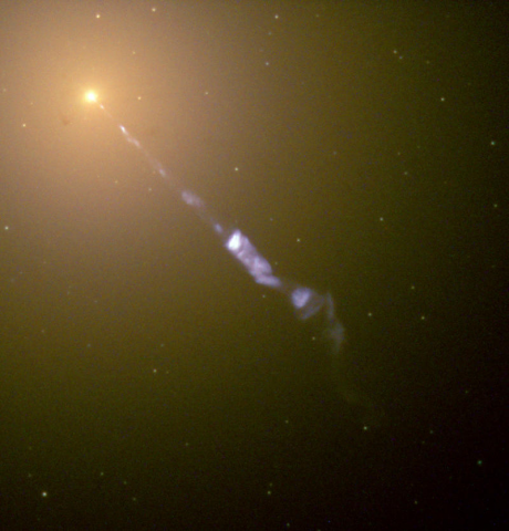 Zdjęcie galaktyki M87 z widocznym jetem wyrzucanym przez czarną dziurę znajdującą się w centrum galaktyki Źródło: NASA, Hubble Heritage Team STScI/AURA