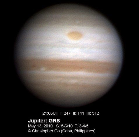 Zdjęcie wykonane 13  maja 2010 r. przez astronoma-amatora Christophera Go z Cebu z Filipin przedstawiające tarczę Jowisza bez Południowego Pasa Równikowego. Południe jest u góry obrazka. Źródło: Christopher Go 