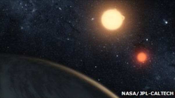  Wizja artystyczna wschodu gwóch gwiazd nad obiegającą je planetą. Źródło: ESA
