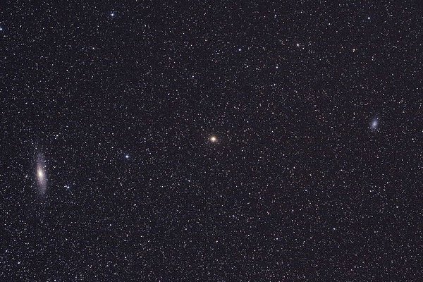 Galaktyka andromedy (po lewej) i M33 (po prawej) pojawiają się po obu stronach jasnej gwiazdy Mirach. Źródło: JP Stanley