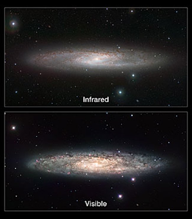  Zdjęcie w podczerwieni i  świetle widzialnym: porównanie obrazów Galaktyki Rzeźbiarza (NGC 253).  Źrodło: ESO