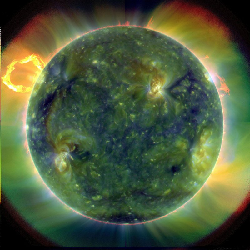Zdjęcie pełnej tarczy słonecznej wykonane w dalekim ultrafiolecie przez Obserwatorium Dynamiki Słońca 30 marca 2010. To jedno z pierwszych zdjęć z nowego satelity. Sztuczne kolory ukazują obszary o różnych temperaturach gazu. Czerwone są względnie chłodne (60 tys. stopni Celsjusza), zaś niebieskie i zielone są cieplejsze (powyżej miliona stopni). Źródło: NASA