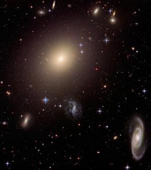 Fot. Galaktyka eliptyczna 325-G004 w gromadzie galaktyk Abell S074.