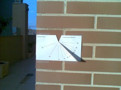 Zegary słoneczne to urządzenia, które wskazują czas przy pomocy cienia rzucanego przez obiekt oświetlony przez Słońce.... Więcej na http://sundial.damia.net/vertical/index-pl.html