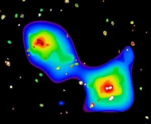 Obraz rentgenowski obszaru w okolicy gromady Abell 3128. Jasna plama po lewej to obłok gorącego gazu w nowo odkrytej, odległej gromadzie. Plama po prawej należy do gromady Abell 3128.