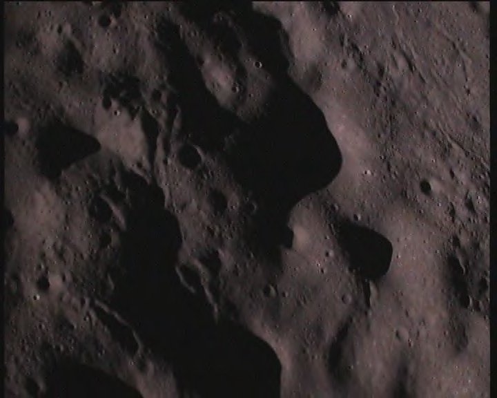 Obraz przekazany przez lądownik w czasie spadku na Księżyc. Źródło: www.isro.org