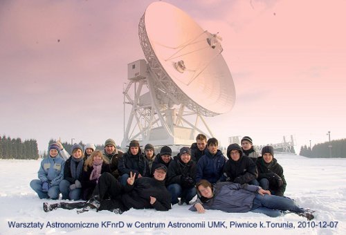 Uczestnicy pod radioteleskopem RT-4. Źródło: CA UMK. Kliknij, żeby owiększyć.