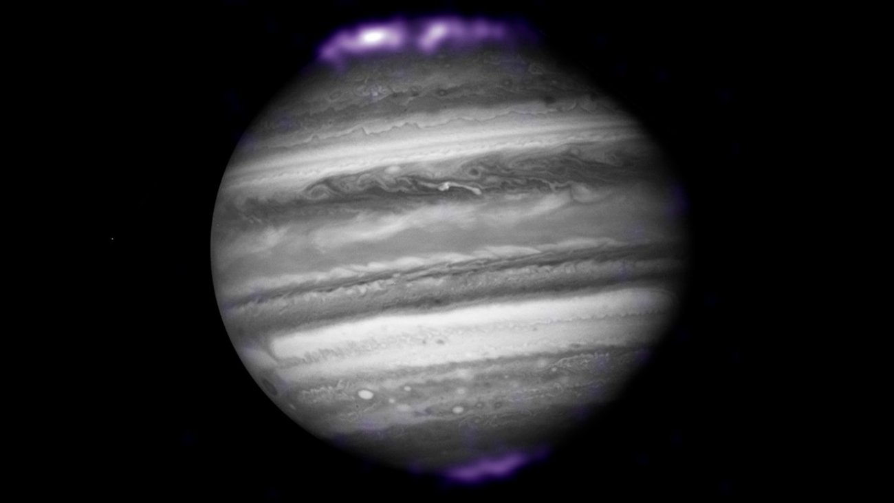 Jowisz z widocznymi zorzami rentgenowskimi na biegunach. Źródło: (X-ray) NASA/CXC/SwRI/R.Gladstone et al.; (Optical) NASA/ESA/Hubble Heritage (AURA/STScI)