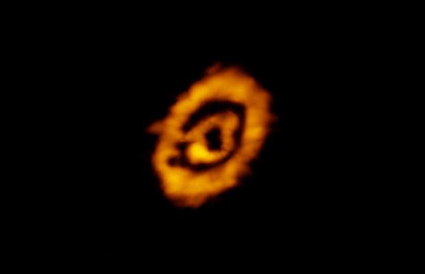 Submilimetrowy obraz dysku protoplanetarnego wokół gwiazdy IM Lup ukazujący podwójne pierścienie gazu i pyłu.