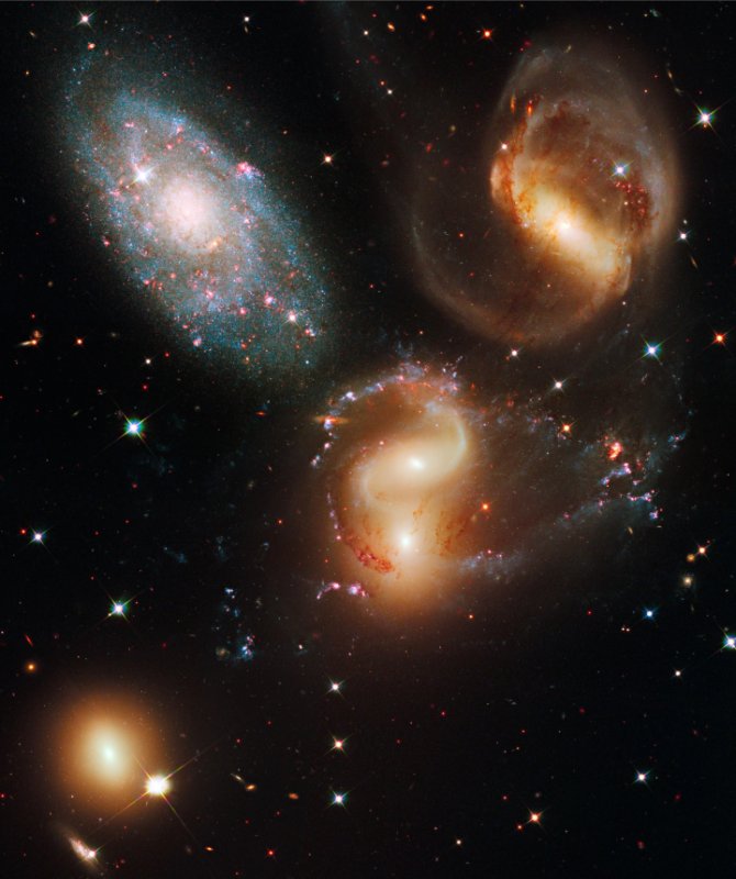 Zwarta grupa oddziałujących ze sobą galaktyk, podobna do chaosu panującego we wczesnym okresie istnienia Wszechświata.