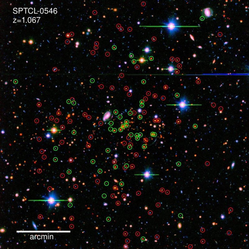 Trójkolorowy obraz jednej z gromad galaktyk Abell 1656