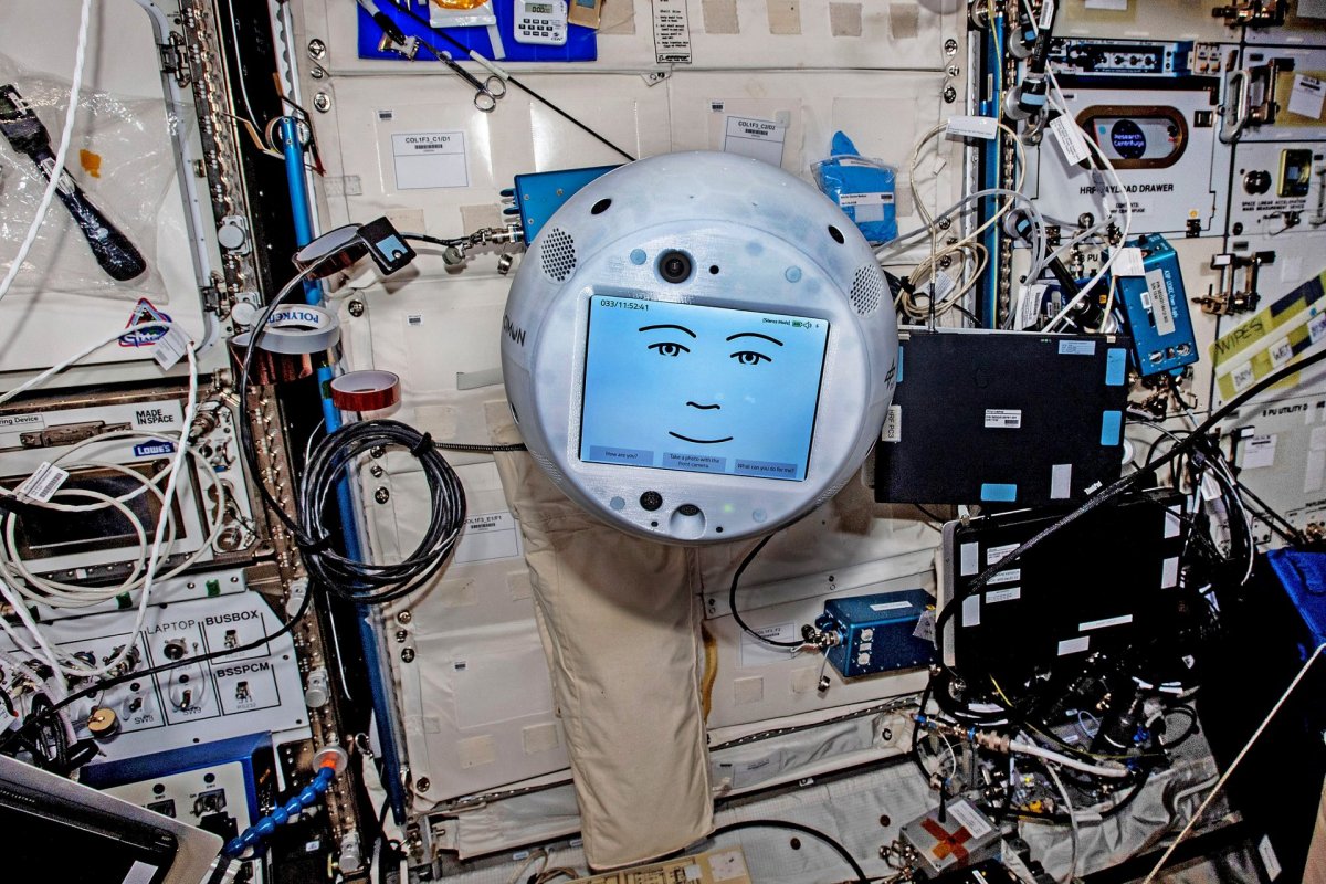 Gotowy na nowe zadania i nowych partnerów: CIMON-2 na pokładzie Międzynarodowej Stacji Kosmicznej ISS. Źródło: DLR/ESA