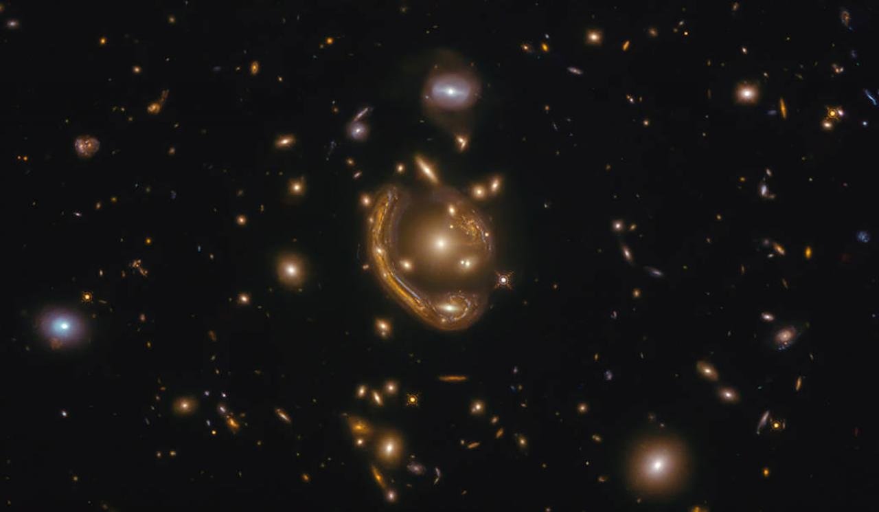 Pierścień Einsteina GAL-CLUS-022058s