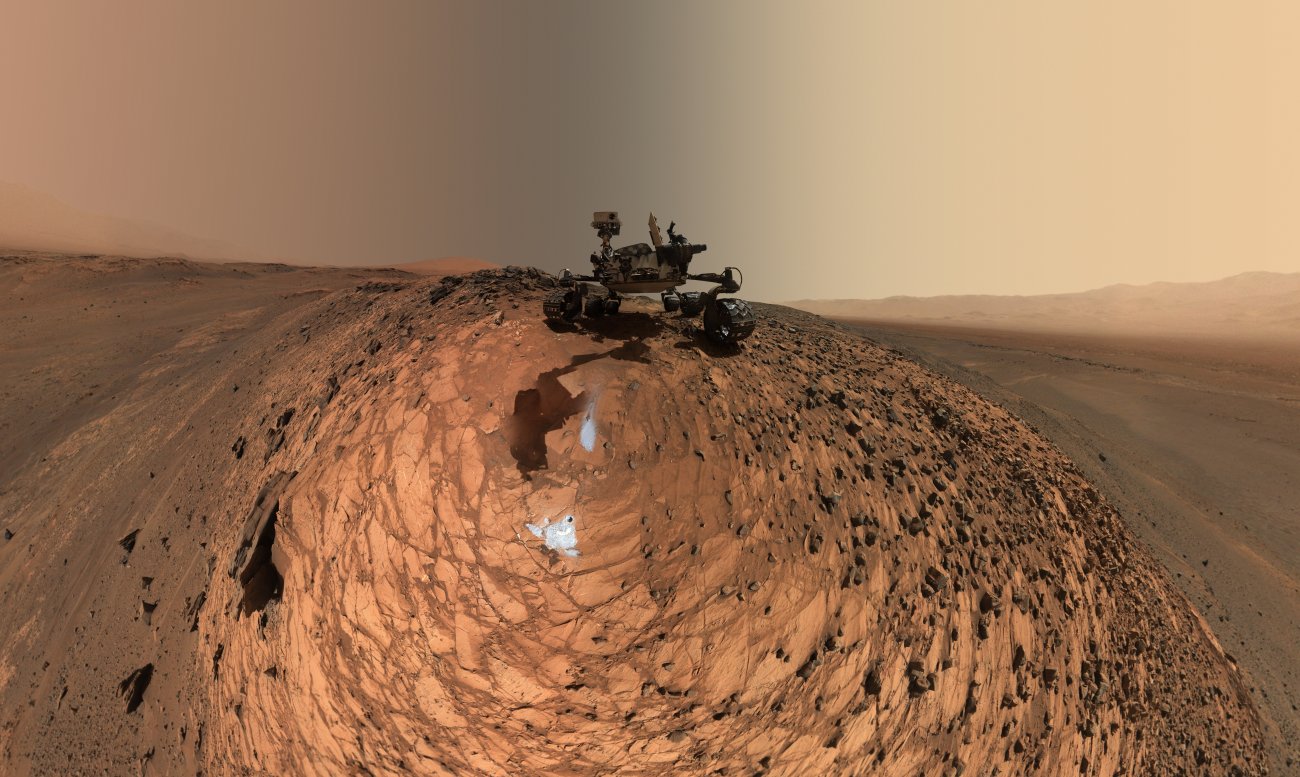 Łazik Curiosity na Marsie, w obszarze Marias Pass u podnóża Góry Sharpa. Źródło: NASA